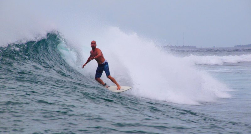 Surfeando en Maldivas