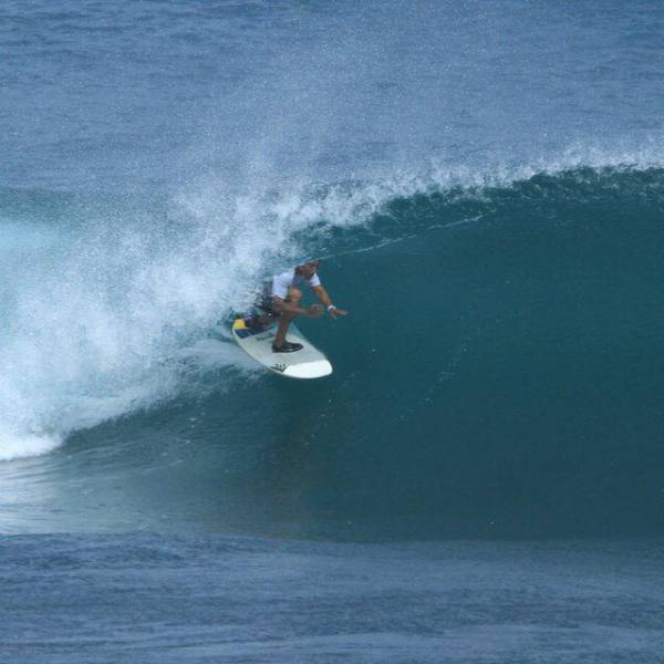 Victor surfeando